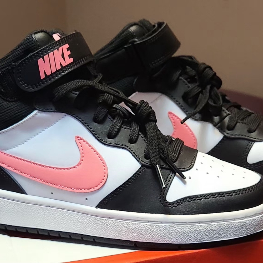Nike Court Borough Mid